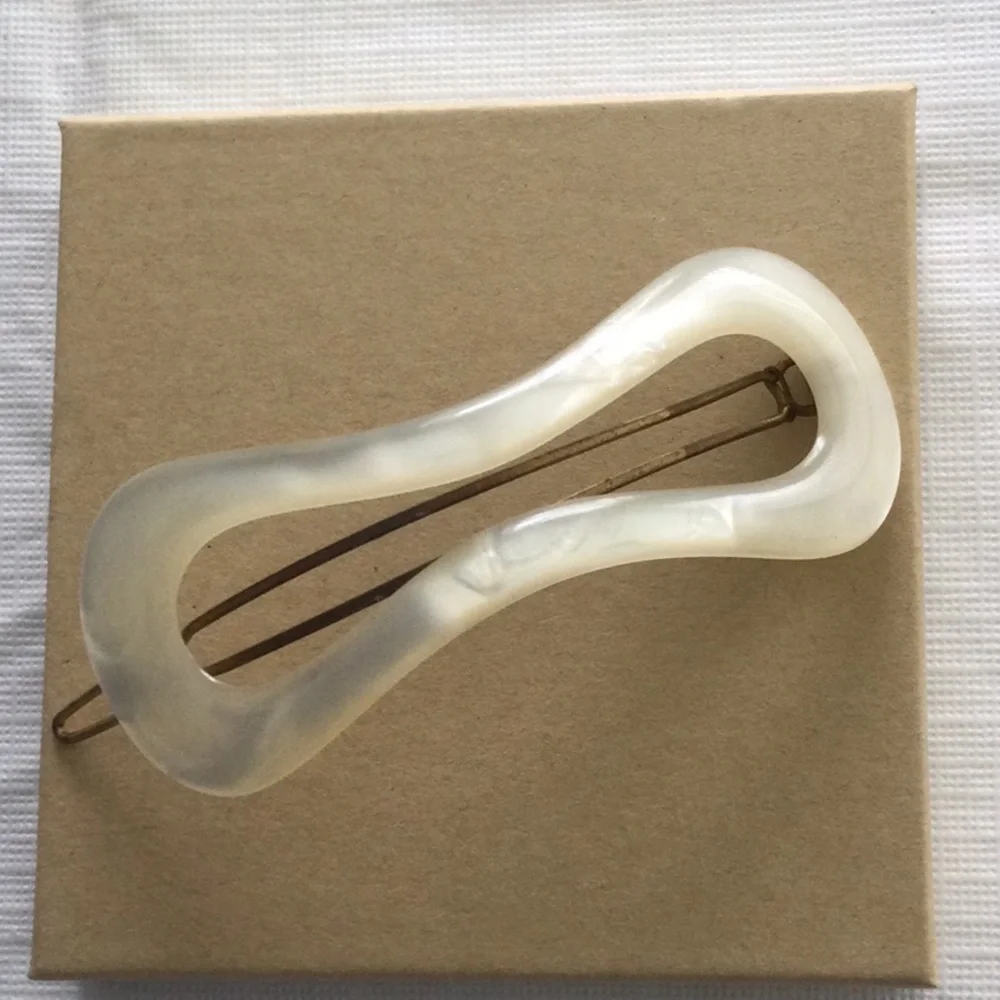 Woman’s Vintage Elegant Hair Barrette color white